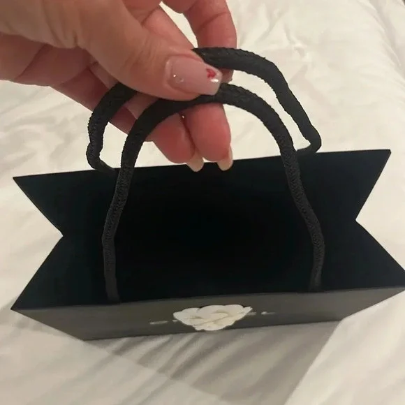 CHANEL SHOPPING BAG SIZE M 12”x9.5” inches - Picture 4 of 9